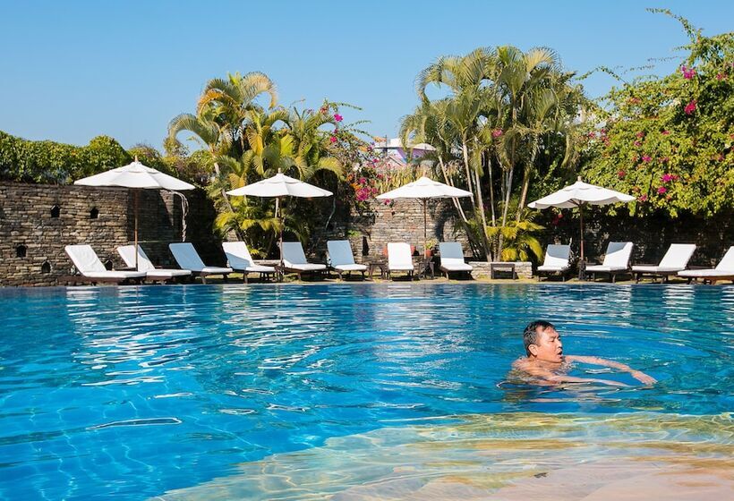 هتل Shangri La Village Resort