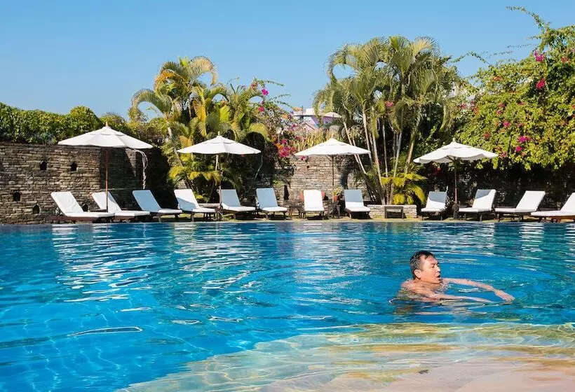 هتل Shangri La Village Resort