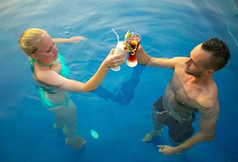 هتل Shangri La Village Resort