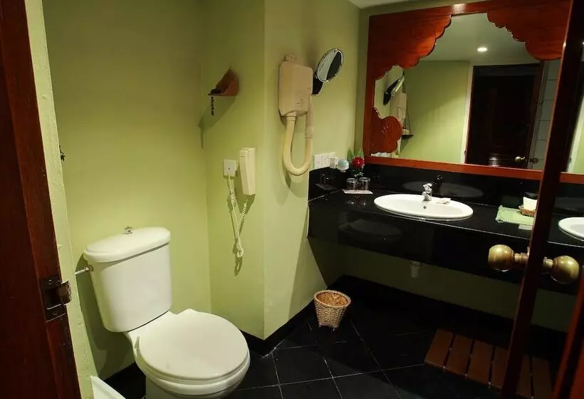 هتل Shangri La Village Resort