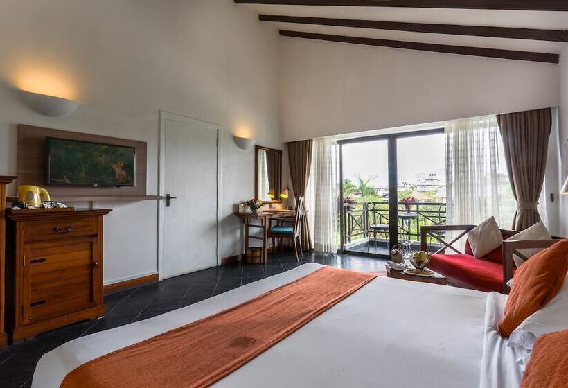 هتل Shangri La Village Resort