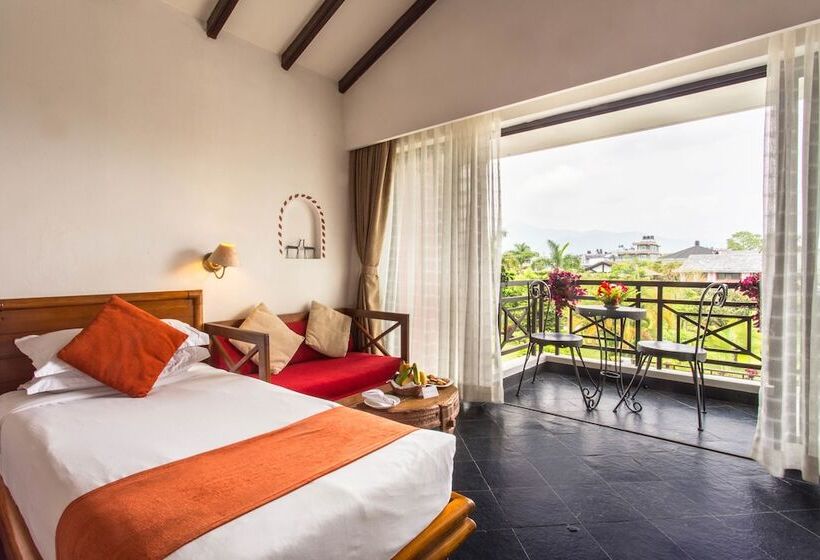 هتل Shangri La Village Resort