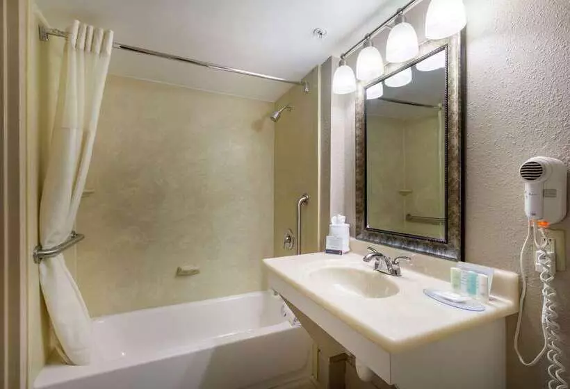 Clarion Hotel Beachwood Cleveland