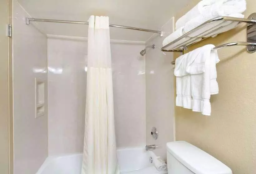 Clarion Hotel Beachwood Cleveland