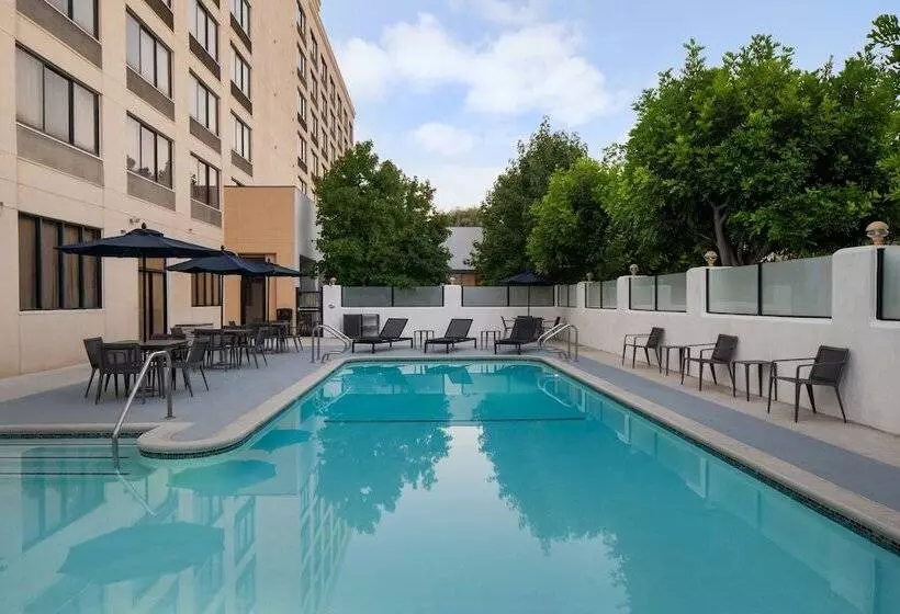 Отель Courtyard By Marriott Cypress Anaheim / Orange County