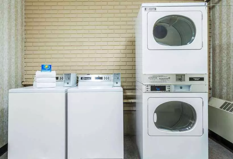 Отель Days Inn & Suites By Wyndham Logan