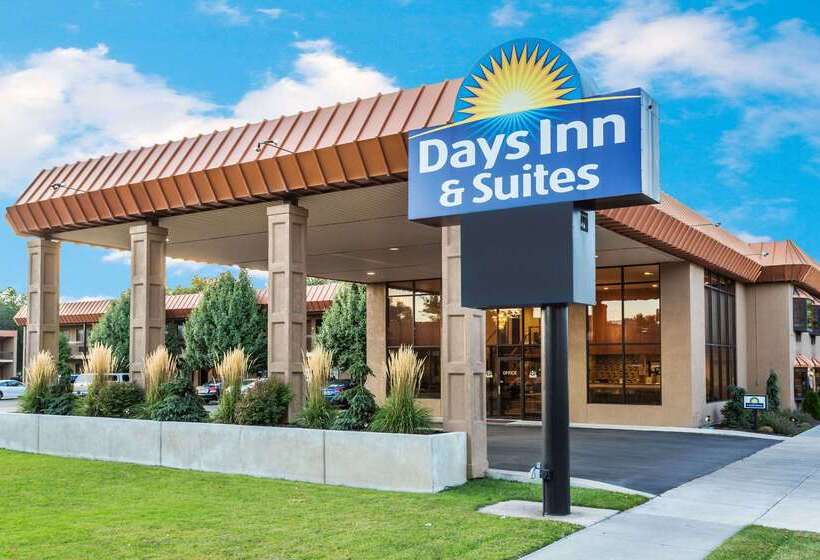 בית מלון כפרי Days Inn & Suites By Wyndham Logan