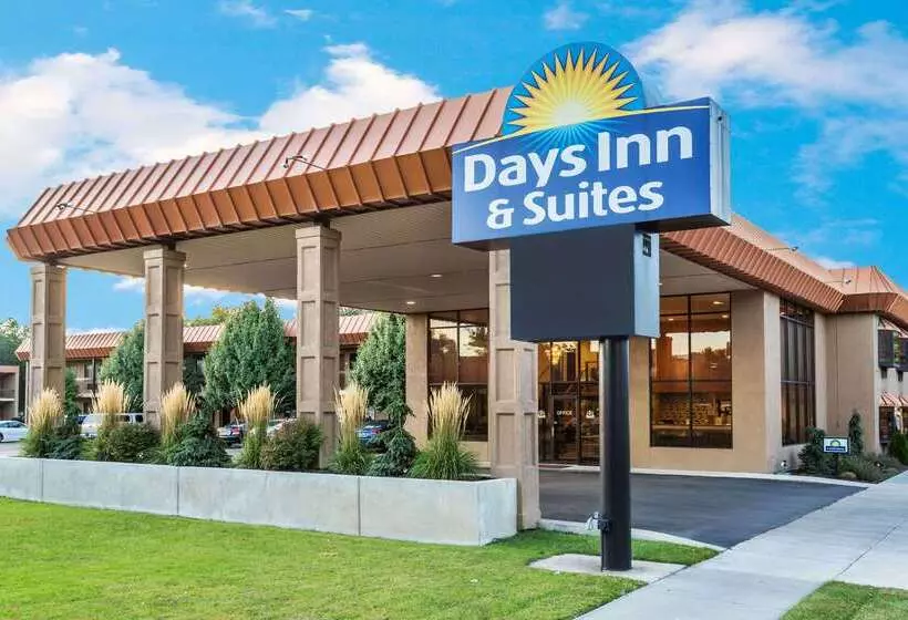 Отель Days Inn & Suites By Wyndham Logan