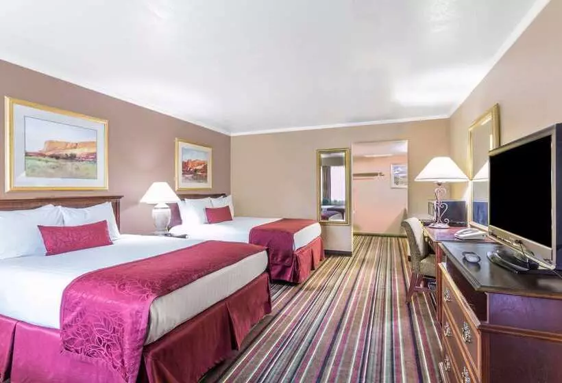 Отель Days Inn & Suites By Wyndham Logan