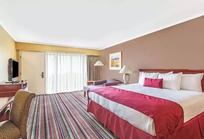 Отель Days Inn & Suites By Wyndham Logan