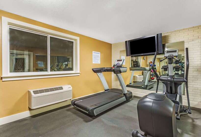 בית מלון כפרי Days Inn & Suites By Wyndham Logan