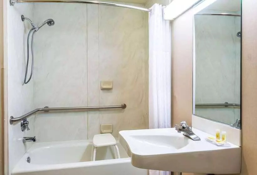 Отель Days Inn & Suites By Wyndham Logan