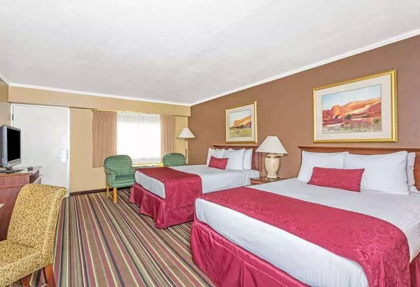 Отель Days Inn & Suites By Wyndham Logan