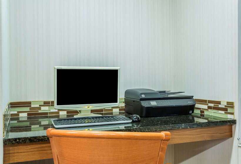 בית מלון כפרי Days Inn & Suites By Wyndham Logan