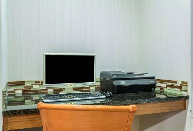 Отель Days Inn & Suites By Wyndham Logan