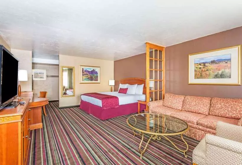 Отель Days Inn & Suites By Wyndham Logan