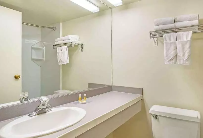 Отель Days Inn & Suites By Wyndham Logan