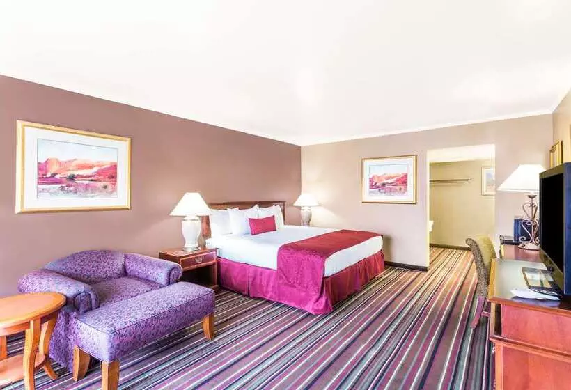 Отель Days Inn & Suites By Wyndham Logan