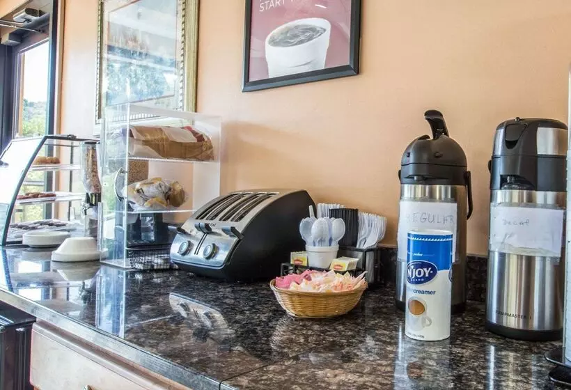 ホテル Econo Lodge Biltmore