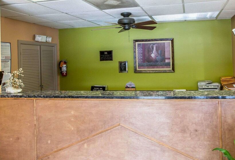 בית מלון כפרי Econo Lodge Biltmore