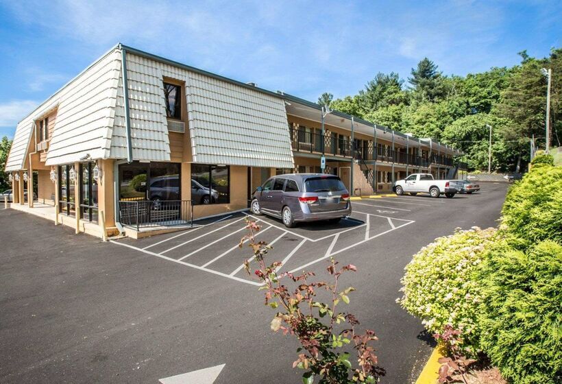 בית מלון כפרי Econo Lodge Biltmore