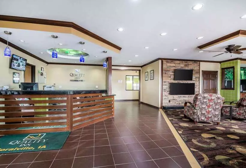 ホテル Quality Inn Coralville   Iowa River Landing