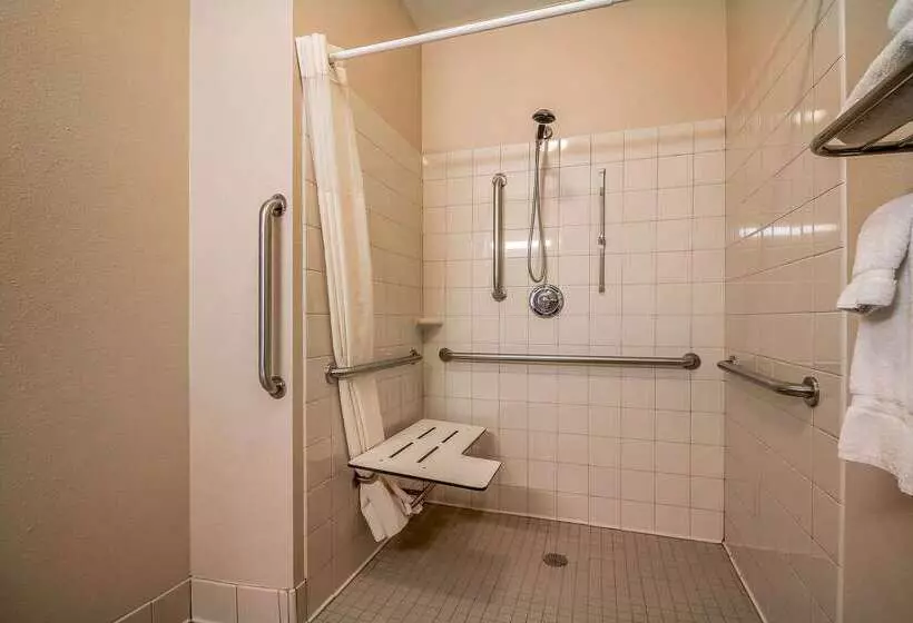 ホテル Quality Inn Coralville   Iowa River Landing