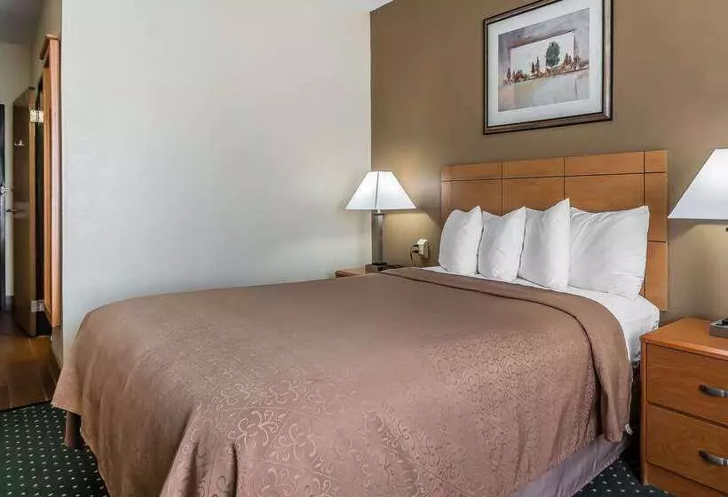 ホテル Quality Inn Coralville   Iowa River Landing