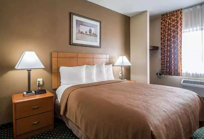 ホテル Quality Inn Coralville   Iowa River Landing