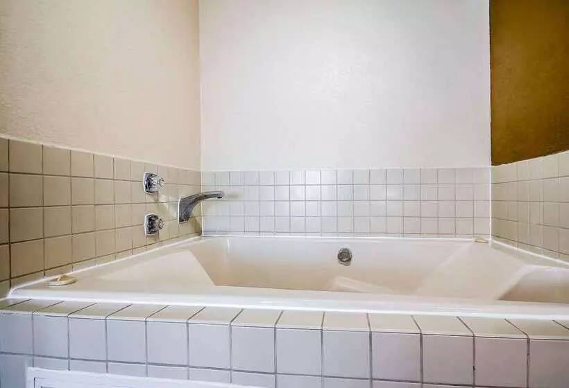 ホテル Quality Inn Coralville   Iowa River Landing