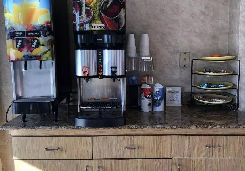 호텔 Travelers Inn