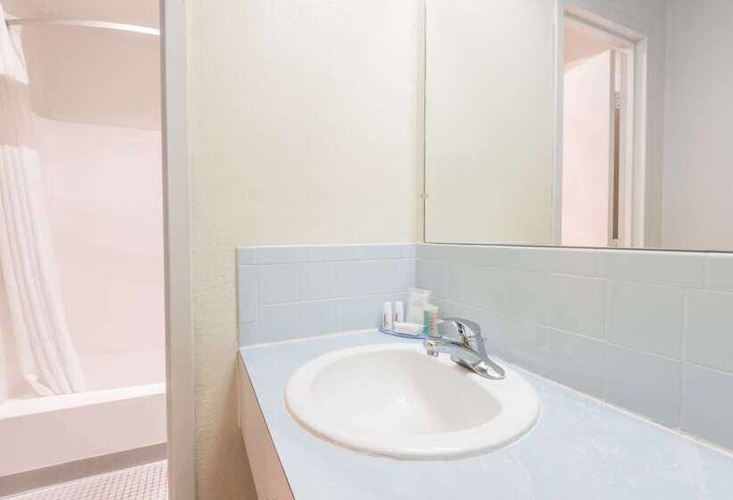 فندق Travelodge By Wyndham Airport Platte City