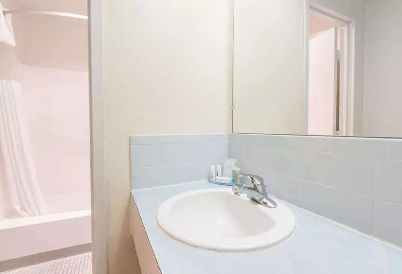 هتل Travelodge By Wyndham Airport Platte City