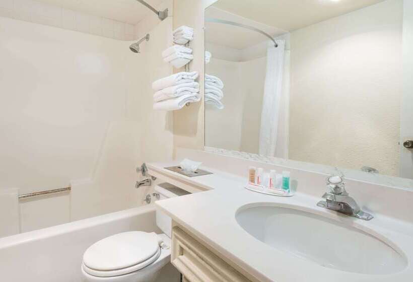 فندق Travelodge By Wyndham Airport Platte City