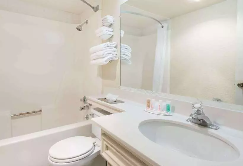 هتل Travelodge By Wyndham Airport Platte City