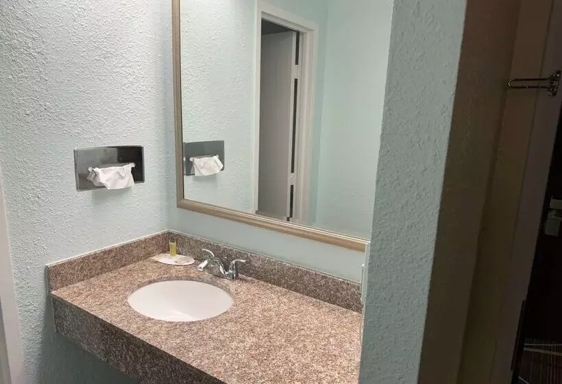 هتل Travelodge By Wyndham Airport Platte City