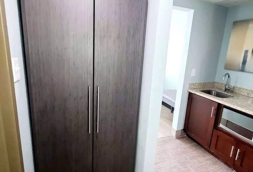 Отель Ocean Reef Suites