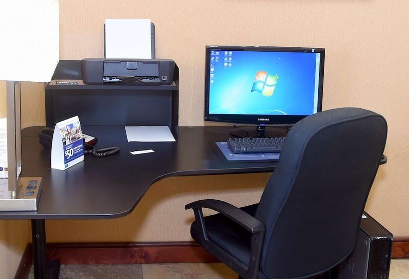 Отель Baymont By Wyndham Orlando East