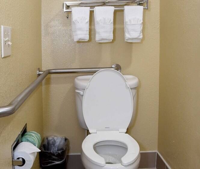 Отель Baymont By Wyndham Orlando East