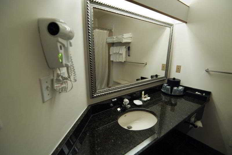 هتل Tower Inn & Suites