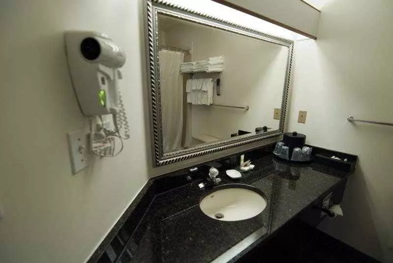 בית מלון כפרי Tower Inn & Suites