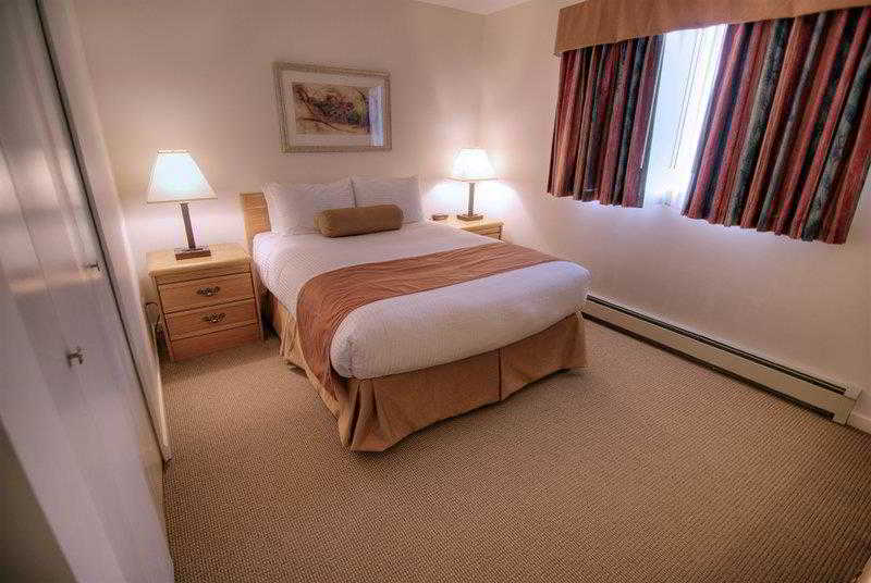 هتل Tower Inn & Suites