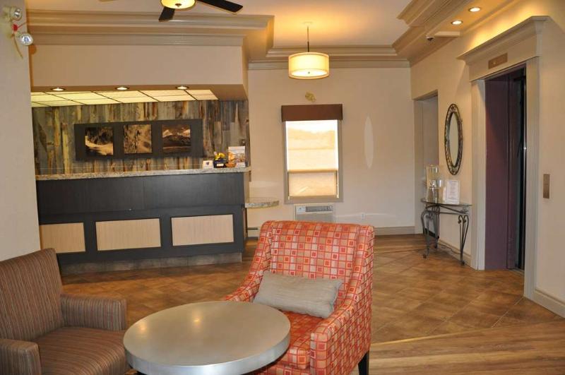 هتل Tower Inn & Suites