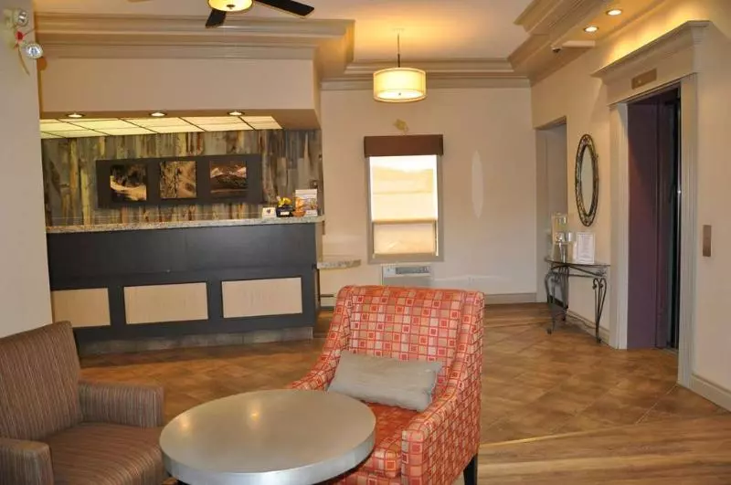 בית מלון כפרי Tower Inn & Suites