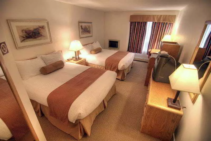 בית מלון כפרי Tower Inn & Suites