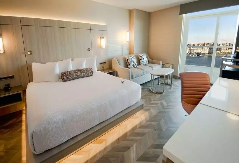 Coast Victoria Hotel & Marina By Apa