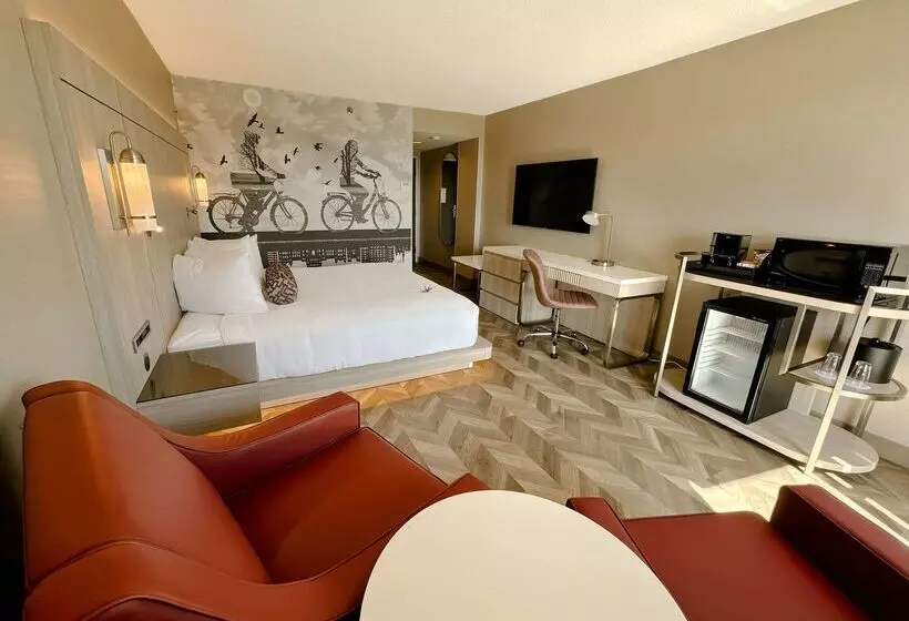 Coast Victoria Hotel & Marina By Apa