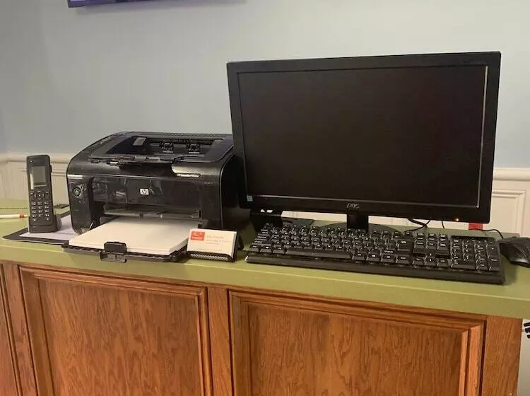 בית מלון כפרי Econo Lodge Inn & Suites South