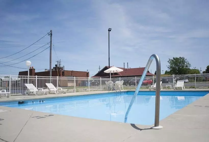 בית מלון כפרי Econo Lodge Inn & Suites South