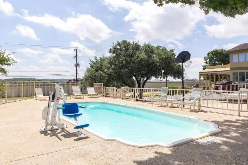 בית מלון כפרי Hillview Inn At Six Flags Fiesta